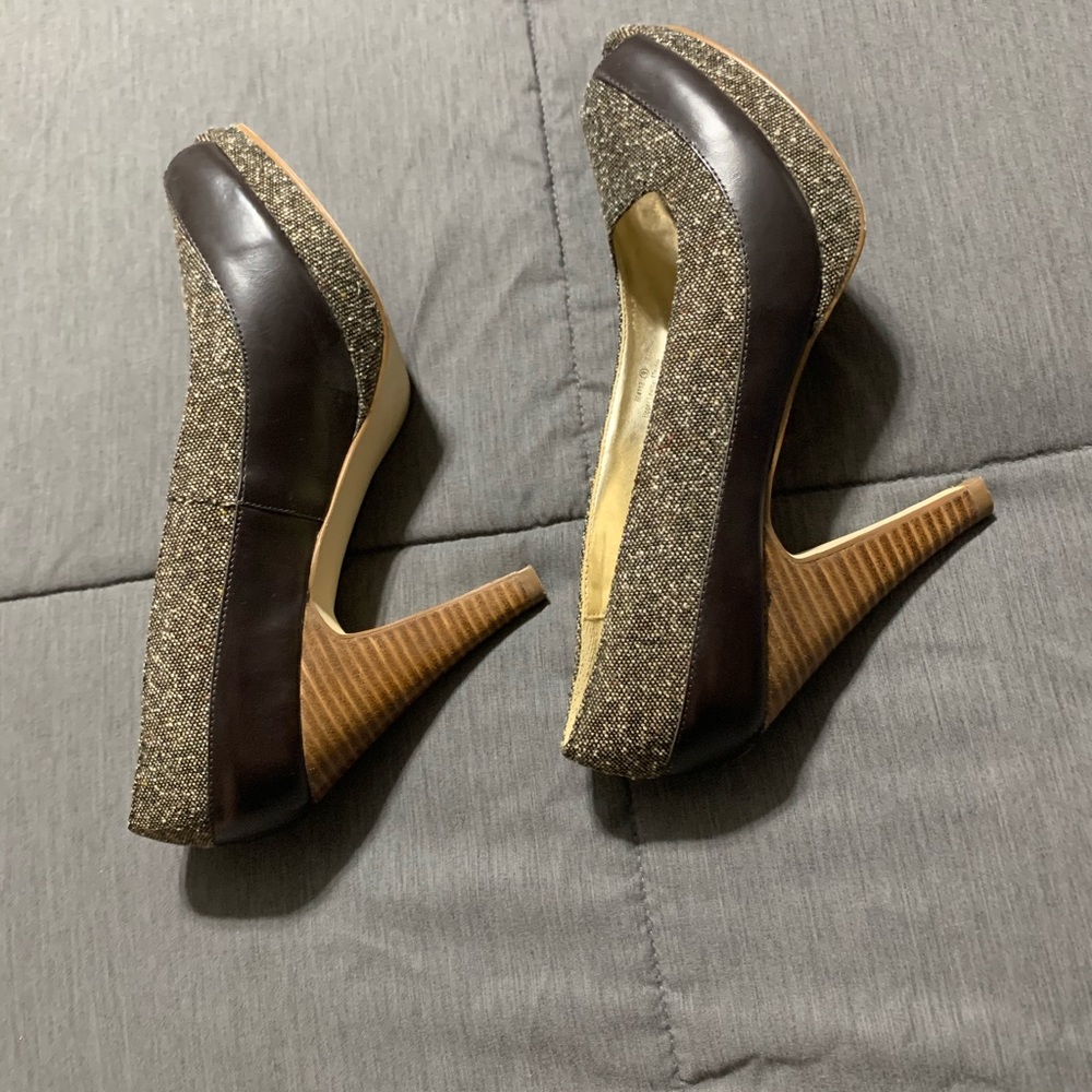 Banana Republic pumps with only a couple scuffs - Picture 6 of 8